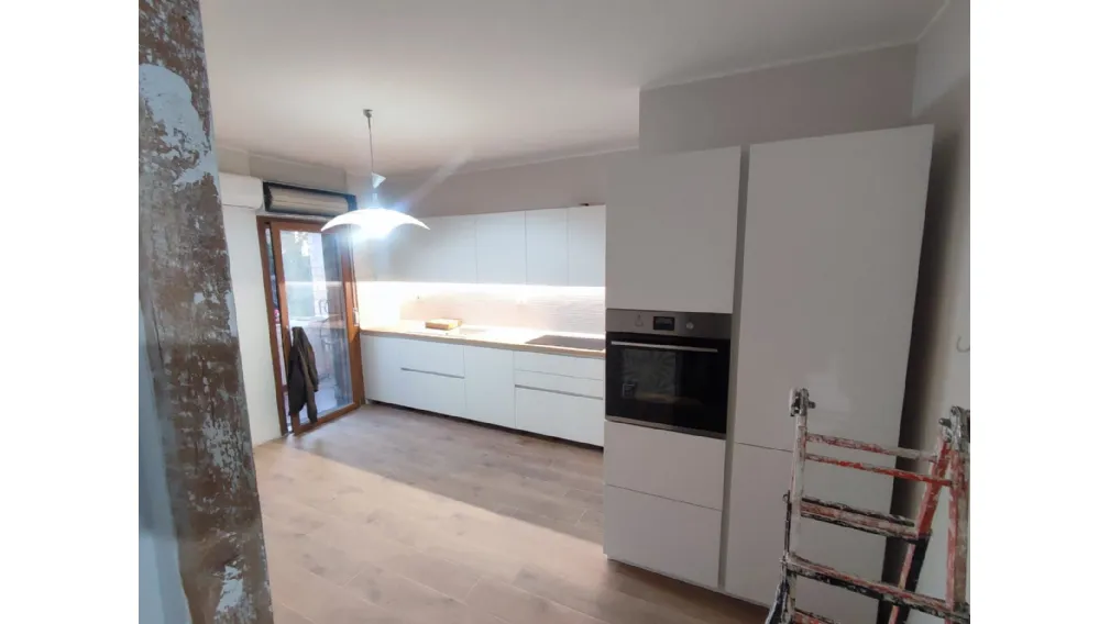 Cucina Moderna a Latina: Basi Maggiorate e Dettagli Cromatici in RAL