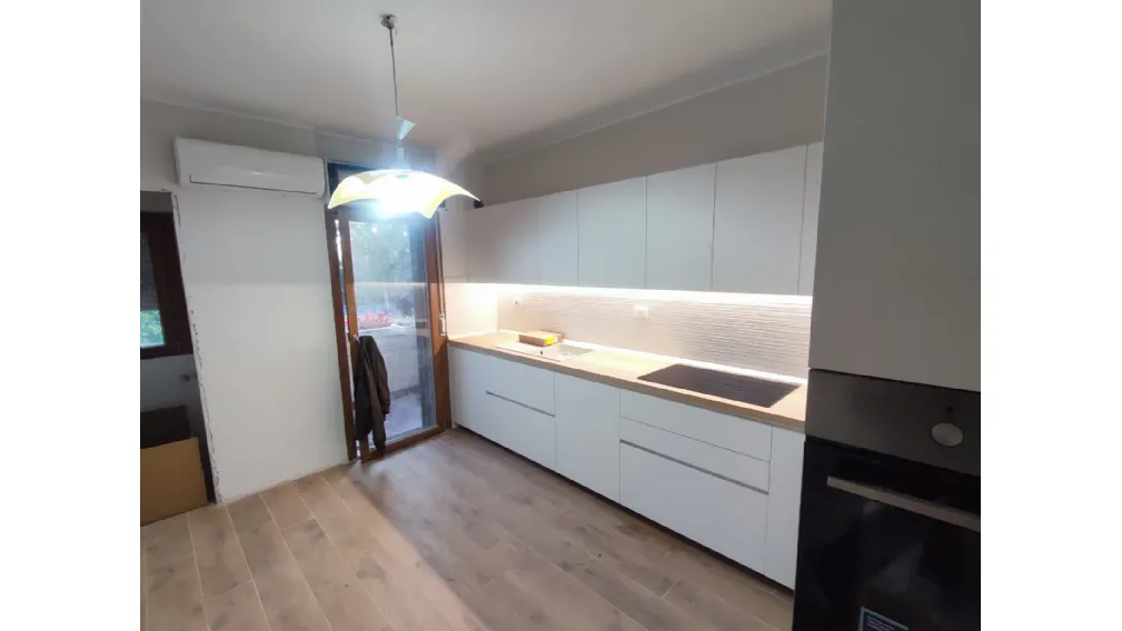 Cucina Moderna a Latina: Basi Maggiorate e Dettagli Cromatici in RAL