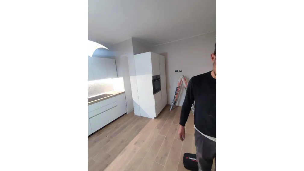 Cucina Moderna a Latina: Basi Maggiorate e Dettagli Cromatici in RAL