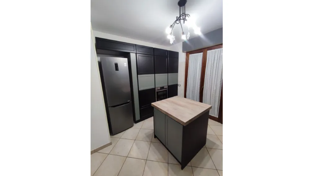 L'Eleganza Audace: Rivoluzionare la Cucina con il Verde e il Nero in Stile Industriale a Borgo Grappa