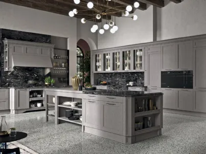 Cucina Classica ad angolo Elite California in Frassino massiccio laccato nella finitura decapè Fumo di Astra