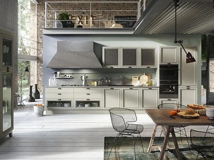 Cucina Classica lineare Magistra in Frassino laccato Verde con inserto in metallo invecchiato di Aran