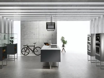Cucina Design con isola Sipario in Fenix Grigio Bromo con top in laminam Calacatta di Aran