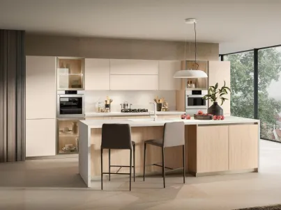 Cucina Moderna con isola Lungomare 05 in laccato opaco Mandorla e finitura Ilice Wood di Colombini Casa Artec