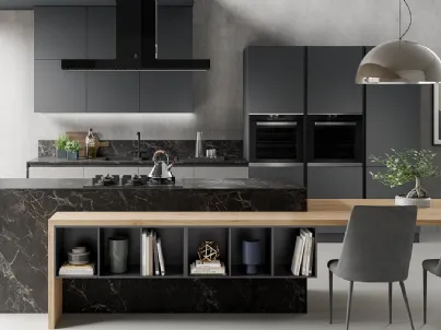 Cucina Moderna con isola Diva in Pet finitura Ghiaccio opaco e Antracite opaco di Evo Cucine