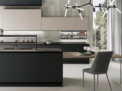 Cucina Moderna con isola Diva in Pet Nero opaco e Tortora opaco di Evo Cucine