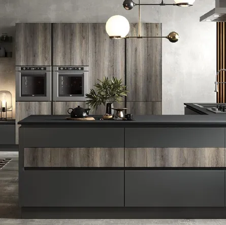 Cucina Moderna con isola Eos in HPL Alevè Artico e Glass Piombo opaco di Evo Cucine