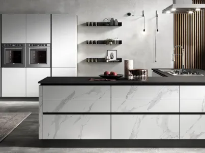 Cucina Moderna con isola Eos in HPL effetto Marmo e Glass Bianco di Evo Cucine