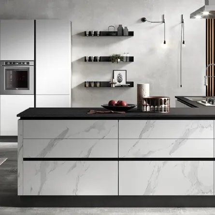 Cucina Moderna con isola Eos in HPL effetto Marmo e Glass Bianco di Evo Cucine