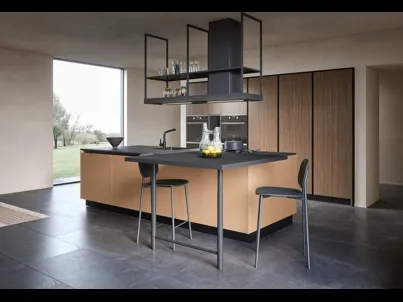 Cucina Moderna con isola laccata color pesca Luce Composizione 03 di Prima Cucine