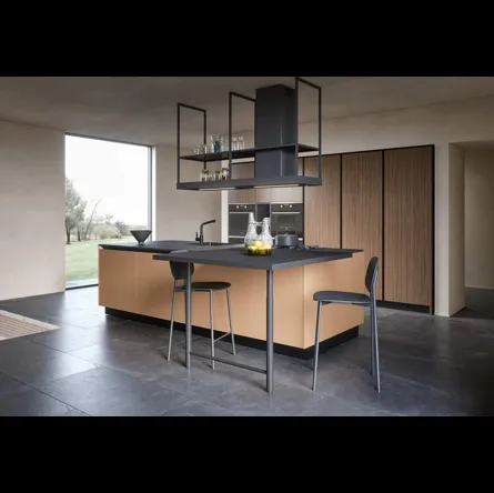 Cucina Moderna con isola laccata color pesca Luce Composizione 03 di Prima Cucine