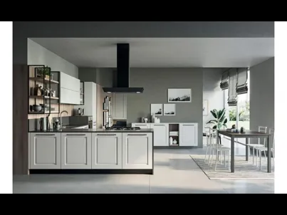 Cucina Maya con penisola Composizione 03 in legno laccato di Prima Cucine