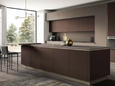 Cucina su misura con isola Eos in Glass Visone e Marrone di Evo Cucine