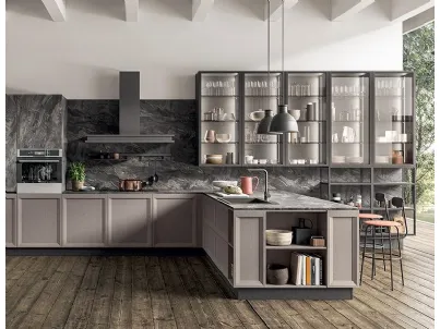 Cucina in legno laccato con vetrine in vetro temperato Atelier Brio di Astra