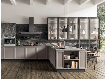 Cucina in legno laccato con vetrine in vetro temperato Atelier Brio di Astra