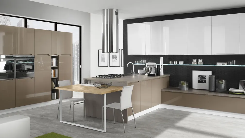 Cucina con penisola Carima in legno laccato di EVO Cucine