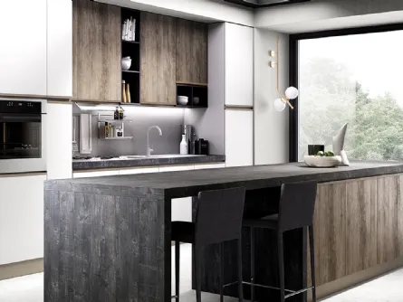 Cucina moderna con isola Maia in legno laccato di EVO Cucine