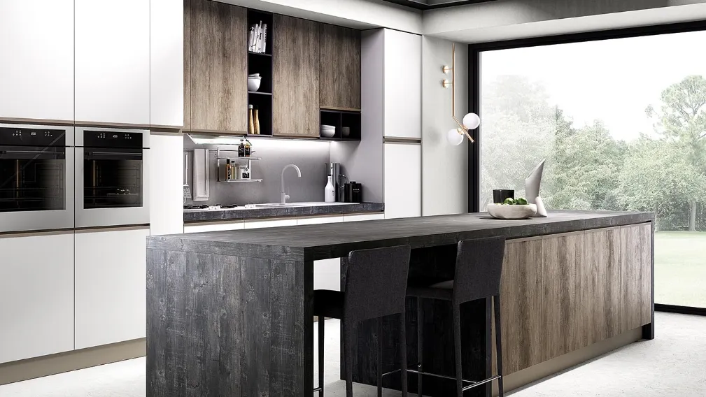 Cucina moderna con isola Maia in legno laccato di EVO Cucine
