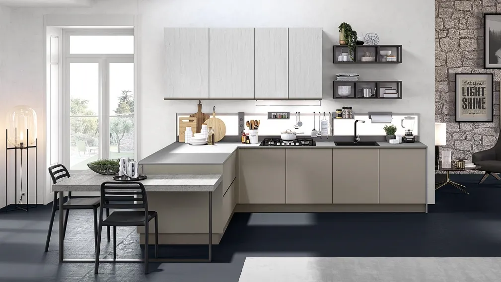 Cucina moderna con penisola Maia in legno laccato di Evo Cucine