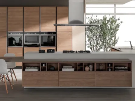 Cucina con isola Quadra con Gola in legno laminato di Evo Cucine