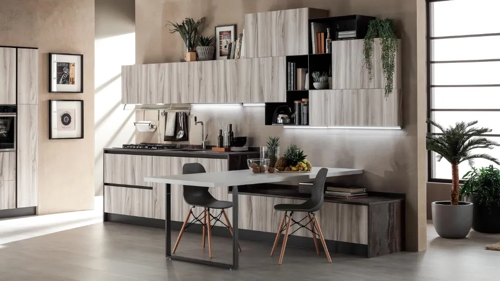 Cucina con penisola Sonora/Gola in legno di Evo Cucine