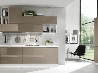 Cucina su misura Dafne in legno laccato di Evo Cucine