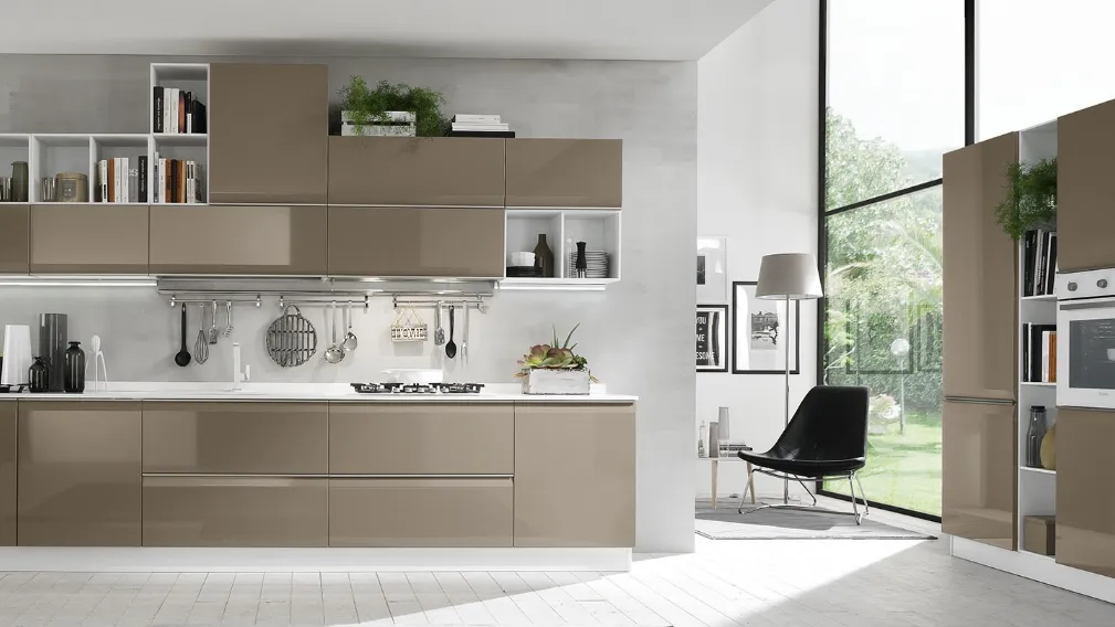 Cucina su misura Dafne in legno laccato di Evo Cucine