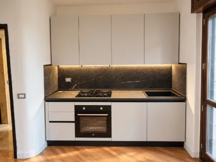 Arredare un Monolocale Attico a Latina: Soluzioni Salvaspazio e Design Moderno nel Grattacielo Torre Pontina
