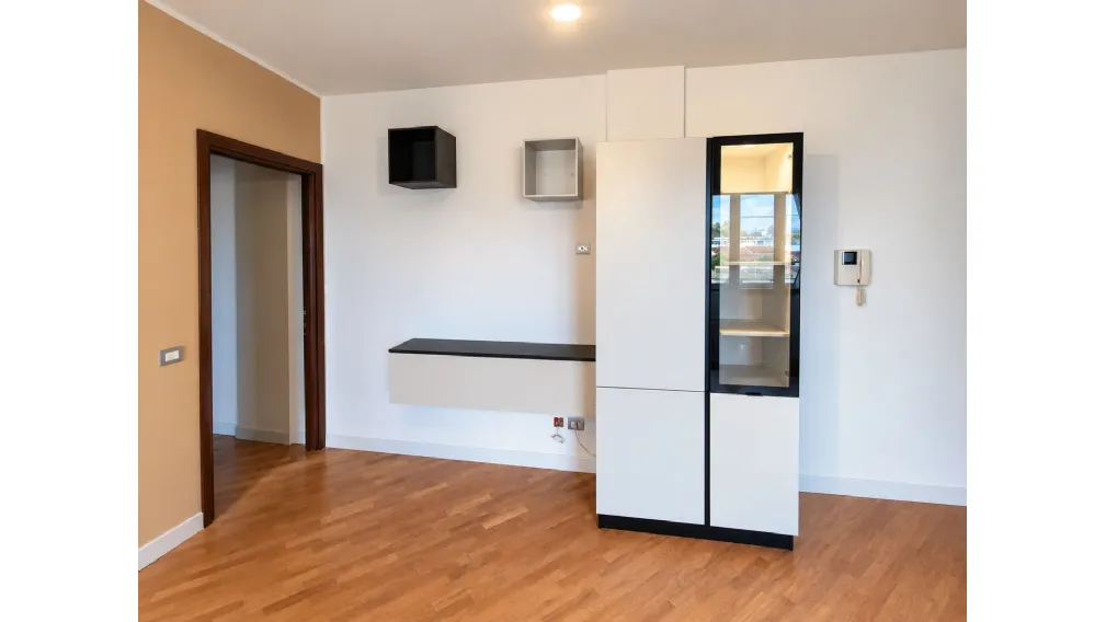 Arredare un Monolocale Attico a Latina: Soluzioni Salvaspazio e Design Moderno nel Grattacielo Torre Pontina