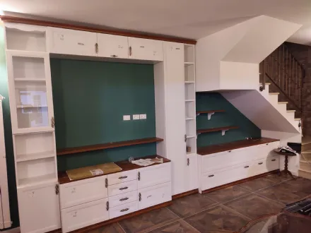 Arredamento Su Misura a Genzano: Come Valorizzare un Sottoscala Irregolare con Eleganza Artigianale