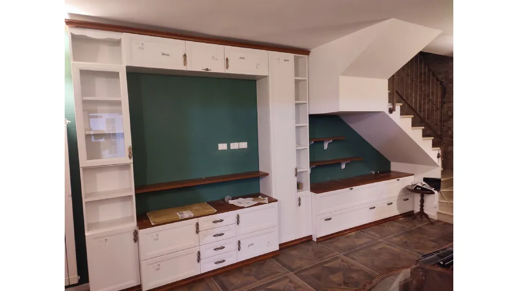 Arredamento Su Misura a Genzano: Come Valorizzare un Sottoscala Irregolare con Eleganza Artigianale