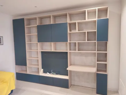 Parete Attrezzata Multifunzionale: L'Equilibrio Perfetto tra Home Office e Relax