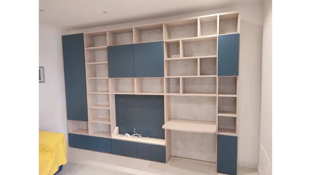 Parete Attrezzata Multifunzionale: L'Equilibrio Perfetto tra Home Office e Relax