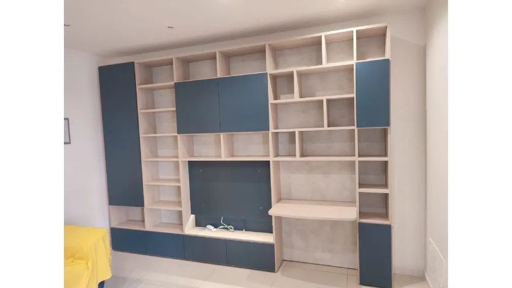 Parete Attrezzata Multifunzionale: L'Equilibrio Perfetto tra Home Office e Relax