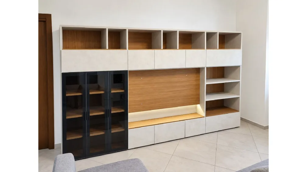 Progettazione Zona Living a Civitavecchia: Elegante Parete Attrezzata, Vetrina LED e Madia Abbinata
