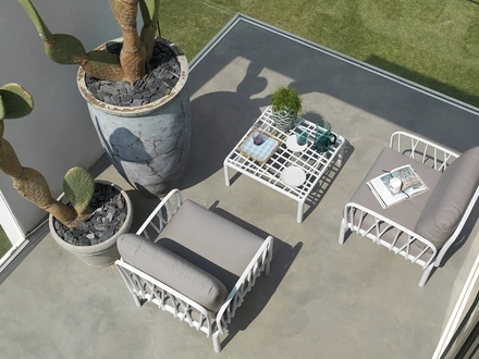 Tavolino per esterni con piano in vetro e struttura in polipropilene Komodo vetro di Nardi