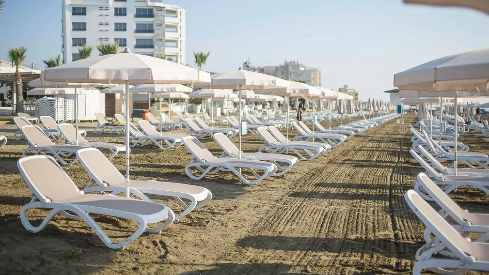 Lettino prendisole impilabile, senza braccioli, in polipropilene a due colori Omega di Nardi