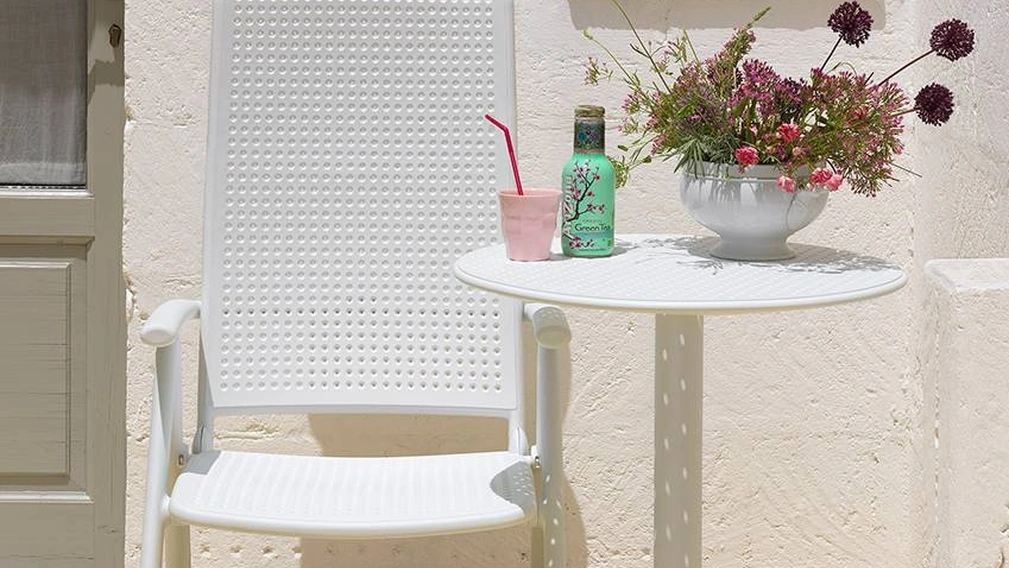 Tavolino per esterni con piano tondo caratterizzato da forellini decorativi, base a tre gambe, facile da montare e smontare, proposto con un kit che permette di ottenere due altezze Step di Nardi